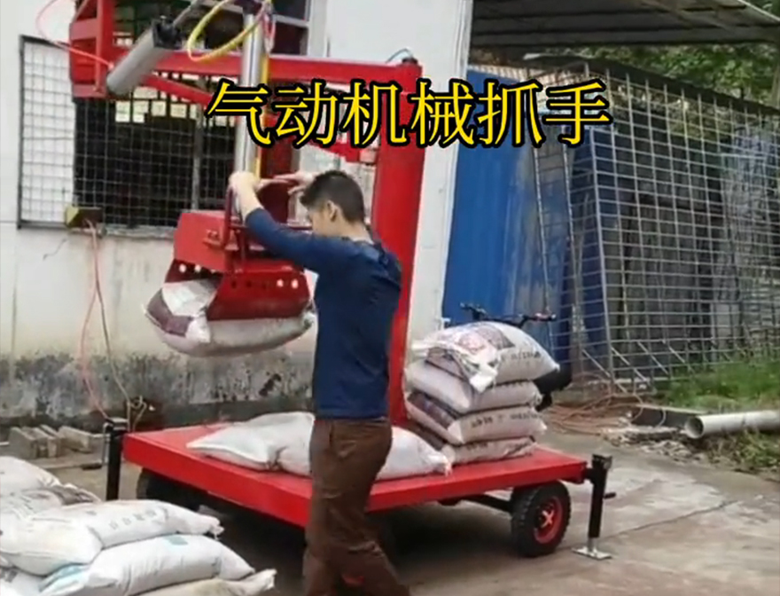 鲅鱼圈区机械抓手助力机械臂鲅鱼圈区酒糟抓斗详细视频青储搬运机机械抓手装卸水泥神器那里有